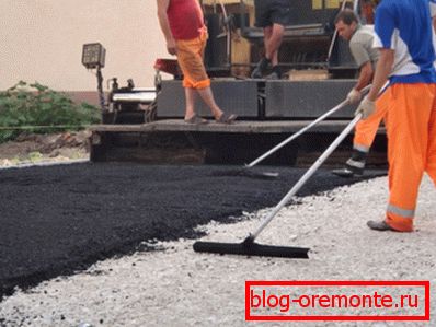 Asphalt elhelyezése a törmelék párnán Asphalt elhelyezése a törmelék párnán
