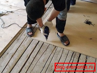 Rögzítse a lapokat a fapadlóra