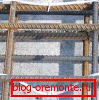 A zsanérok felhelyezése a fém merevítő ketrecre. fénykép A zsanérok felhelyezése a fém merevítő ketrecre. fénykép