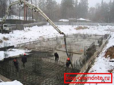 A betonot télen is lefektetik. A betonot télen is lefektetik.