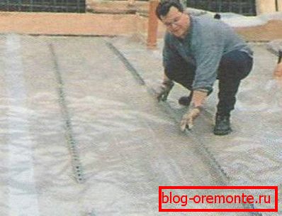 A film behelyezése a homok és kavicspadra A film behelyezése a homok és kavicspadra