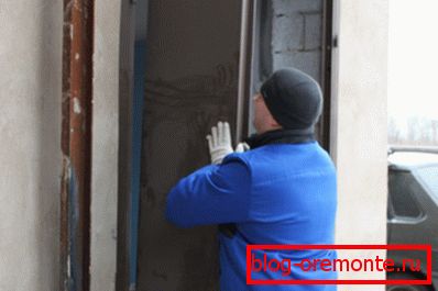 Az ajtó felszerelése a hegesztett vázra. Az ajtó felszerelése a hegesztett vázra.