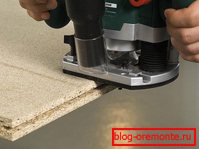 Vágás létrehozása útválasztóval belső tolóajtók beépítése
