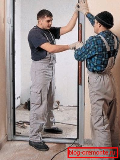Szerelje be a dobozt a nyílásba acél bejárati ajtók szerelése
