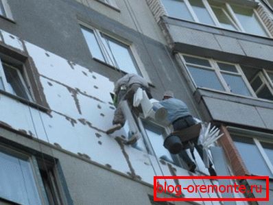 A magasépítésű lakóház felmelegítése ipari hegymászók bevonásával. A magasépítésű lakóház felmelegítése ipari hegymászók bevonásával.