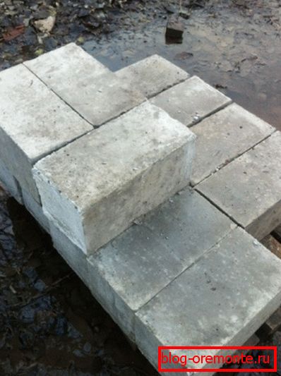A 200x200x400b beton blokk súlya nem haladja meg a 35 kg-ot A 200x200x400b beton blokk súlya nem haladja meg a 35 kg-ot