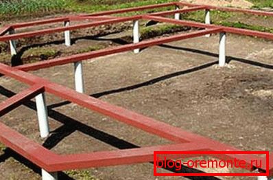 Csavarozza le az alapot fém felső rácsozással Csavarozza le az alapot fém felső rácsozással