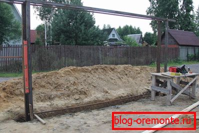 A kapu felszerelése Csavaros alapok csúszó kapukhoz