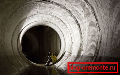 Egy megerősített csatorna belsejében. Egy megerősített csatorna belsejében.