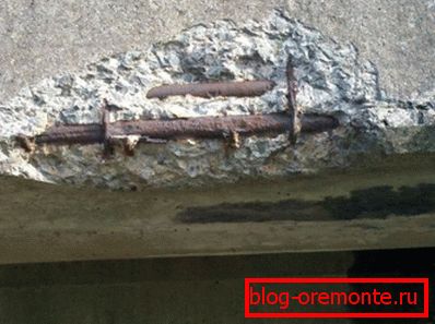 Ezeket a pillanatokat fel lehet ismerni, amikor a meleg napszak jön - összeomló fagyasztott cement (lásd a fényképet) Ezeket a pillanatokat fel lehet ismerni, amikor a meleg napszak jön - összeomló fagyasztott cement (lásd a fényképet)