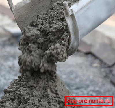 Beton kirakodása. Beton kirakodása.
