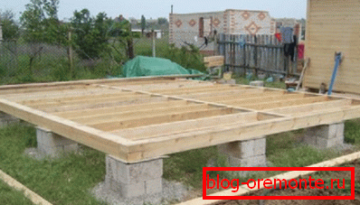 Bélelt az első sor a rudak és a padló gerendák Bélelt az első sor a rudak és a padló gerendák