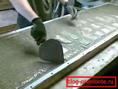 Az oldatot öntjük az öntőformába Az oldatot öntjük az öntőformába