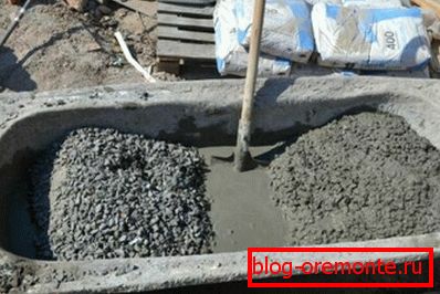 Beton dagasztás kézzel. Beton dagasztás kézzel.