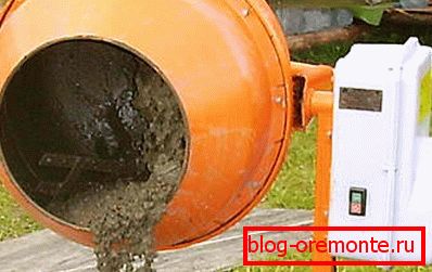 A kívánt oldatot egy betonkeverőben összekeverjük A kívánt oldatot egy betonkeverőben összekeverjük