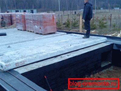 Betonacél betonlapok a jövő otthonának alapja részeként Betonacél betonlapok a jövő otthonának alapja részeként